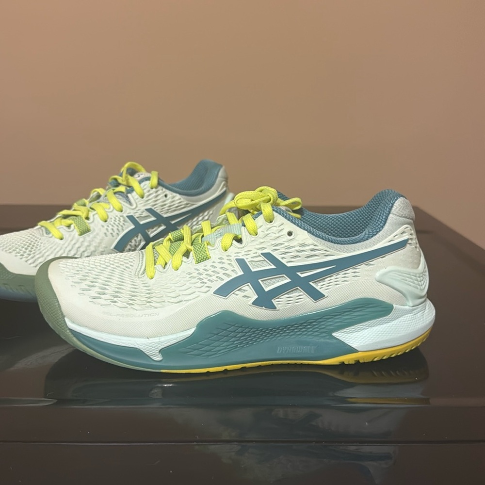 Excellent condition popular Asics Gel Resolution tennis shoes